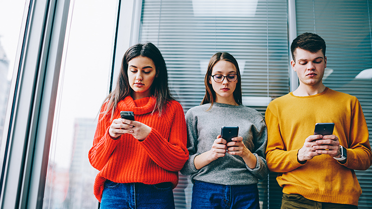 Junge Menschen nutzen Messenger-Dienste intensiv