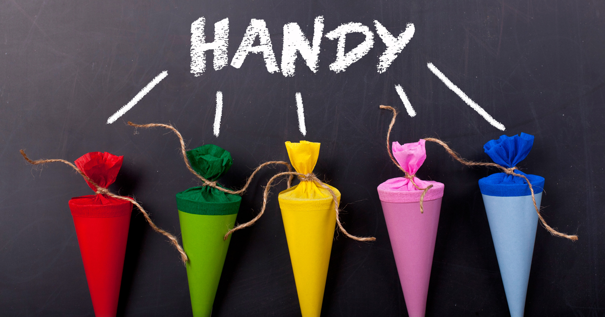 Fünf Schultüten vor einer Tafel auf der das Wort Handy steht